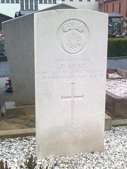 Donald Mead, Deerlijk Communal Cemetery, Belgium